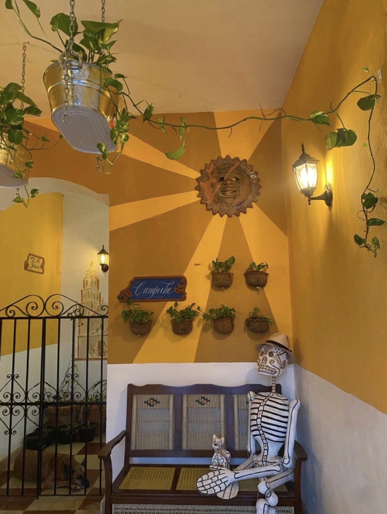 Hall aux murs soleil, banquette et Catrina, Casa Pitchounet à Campeche